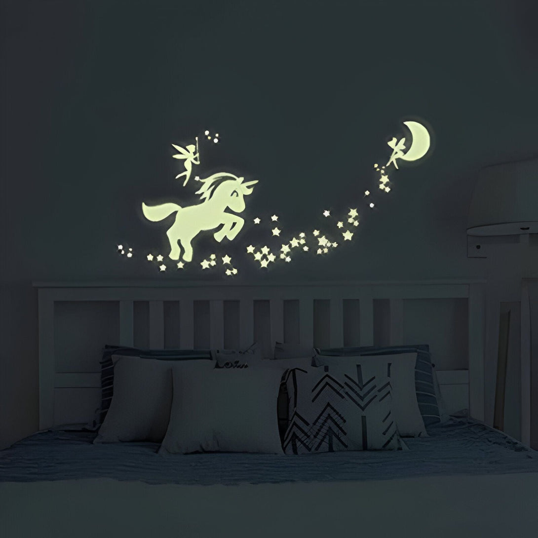Autocollants muraux phosphorescents : une fée sur un licorne vole vers une autre fée assise sur la lune, entourées d'étoiles brillantes. Décoration de chambre d'enfant féerique., 45501134405887 | Licorne Shop
