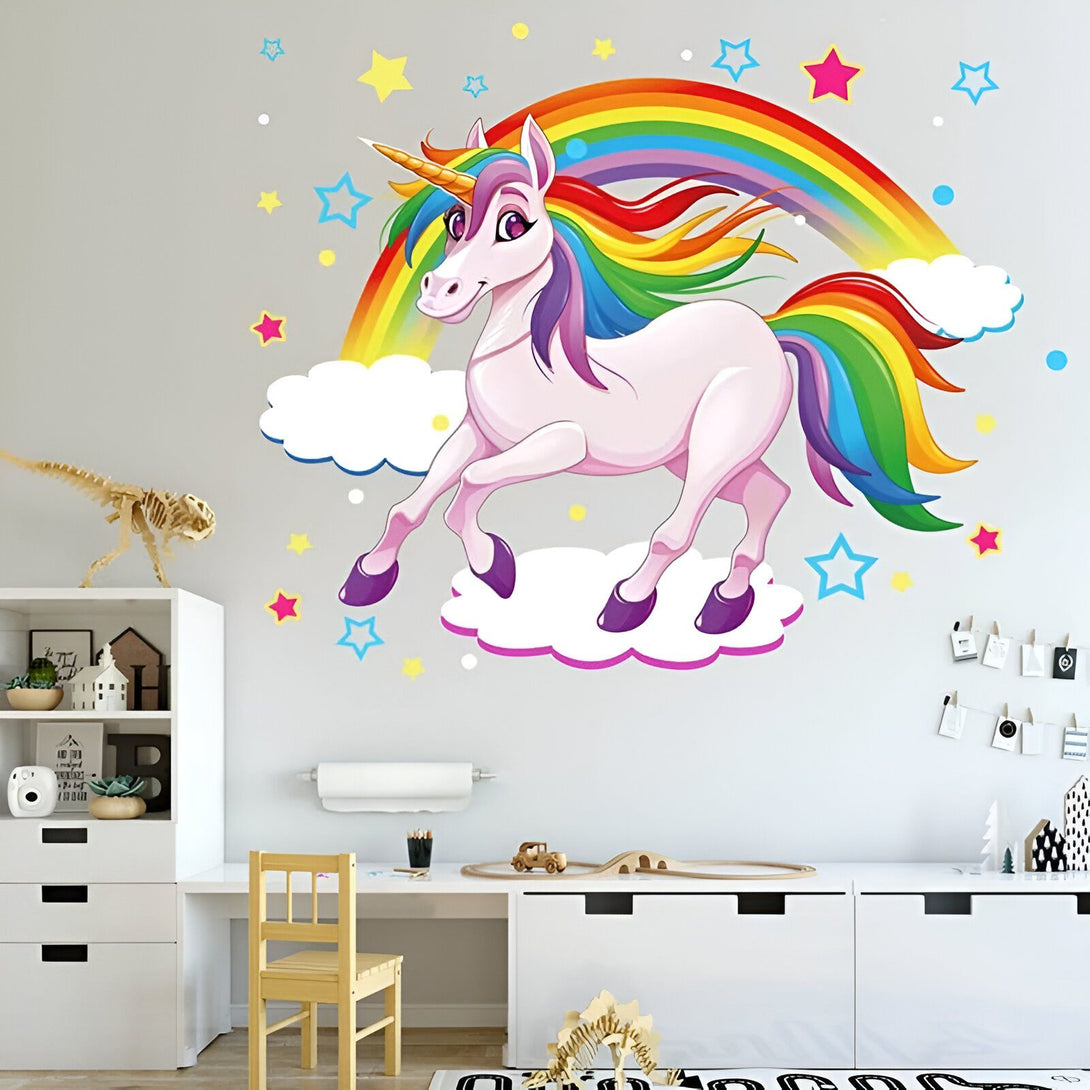 Sticker mural d'une chambre d'enfant avec un motif de licorne blanche galopant devant un arc-en-ciel, entourée d'étoiles. Décoration féérique et colorée pour une chambre d'enfant., 45501135257855 | Licorne Shop