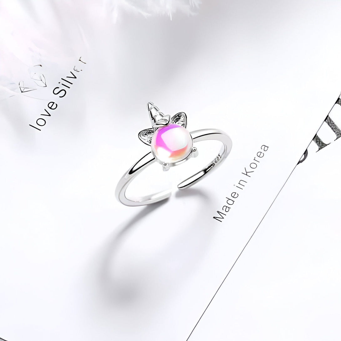 Bague ajustable en argent avec une pierre d'opale en forme de licorne. Bijou fantaisie tendance et moderne. Fabrication coréenne. Accessoire idéal pour un look original et élégant., 45501840228607,45501840261375,45501840294143,45501840326911,45501840359679,45501840392447,45501840425215,45501840457983,45501840490751,45501840523519,45501840556287,45501840589055,45501840621823,45501840654591,45501840687359 | Licorne Shop