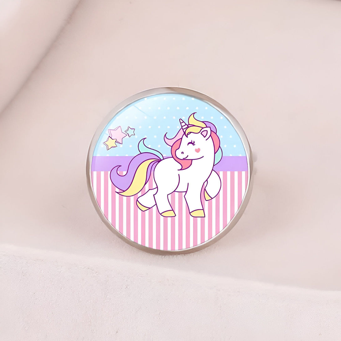 Bague avec illustration d'une licorne mignonne et colorée sur fond rayé rose et bleu à pois. Bijou fantaisie pour enfant, motif féerique et tendance. Accessoire kawaii., 45501843276031,45501843308799,45501843341567,45501843374335,45501843407103,45501843439871,45501843472639,45501843505407,45501843538175,45501843570943,45501843603711,45501843636479,45501843669247,45501843702015,45501843734783 | Licorne Shop