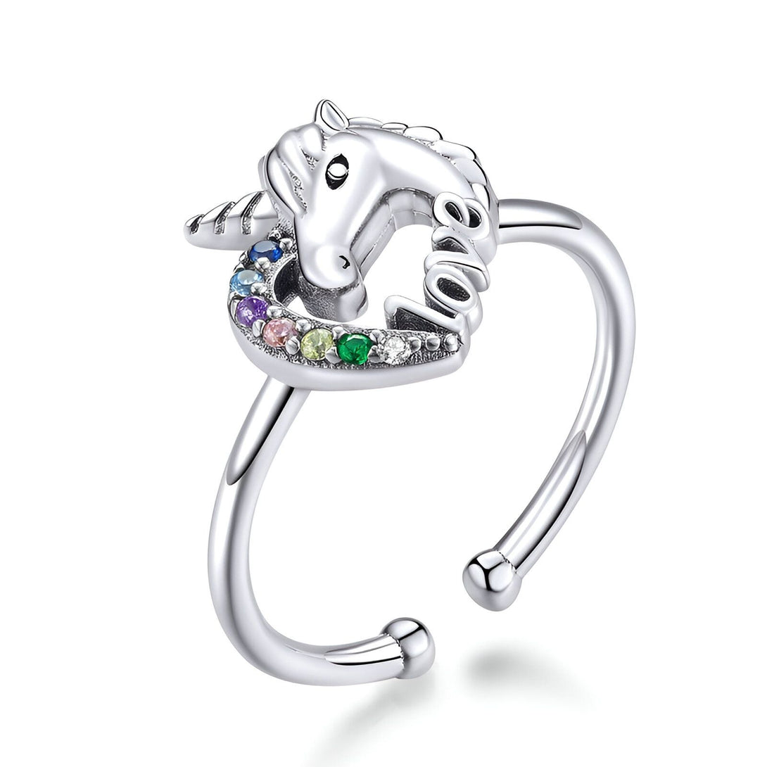 Une bague en argent avec un motif de licorne. La licorne a une crinière et une queue arc-en-ciel. La bague est ouverte et réglable.