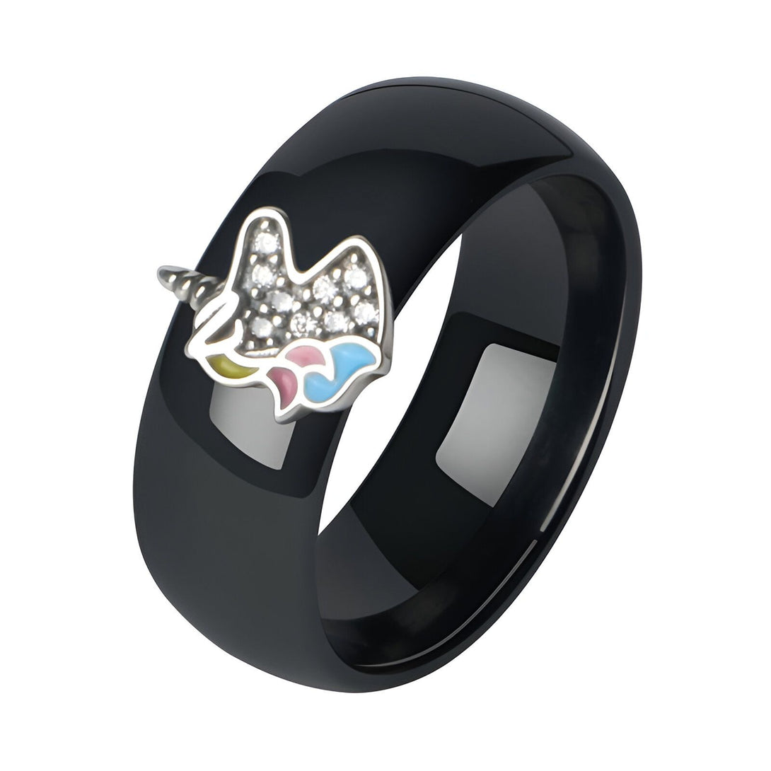 Bague en céramique noire avec une licorne incrustée de zircons multicolores.