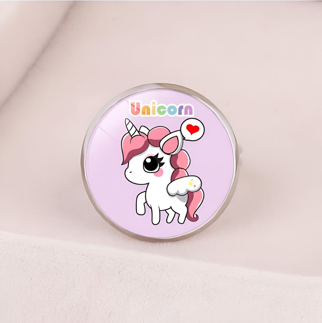 Bague avec un motif de dessin animé d'une licorne blanche avec une crinière et une queue roses, sur un fond lilas, et un cœur rouge au dessus., 45502382833919,45502382866687,45502382899455,45502382932223,45502382964991,45502382997759,45502383030527,45502383063295,45502383096063,45502383128831,45502383161599,45502383194367,45502383227135,45502383259903,45502383292671 | Licorne Shop