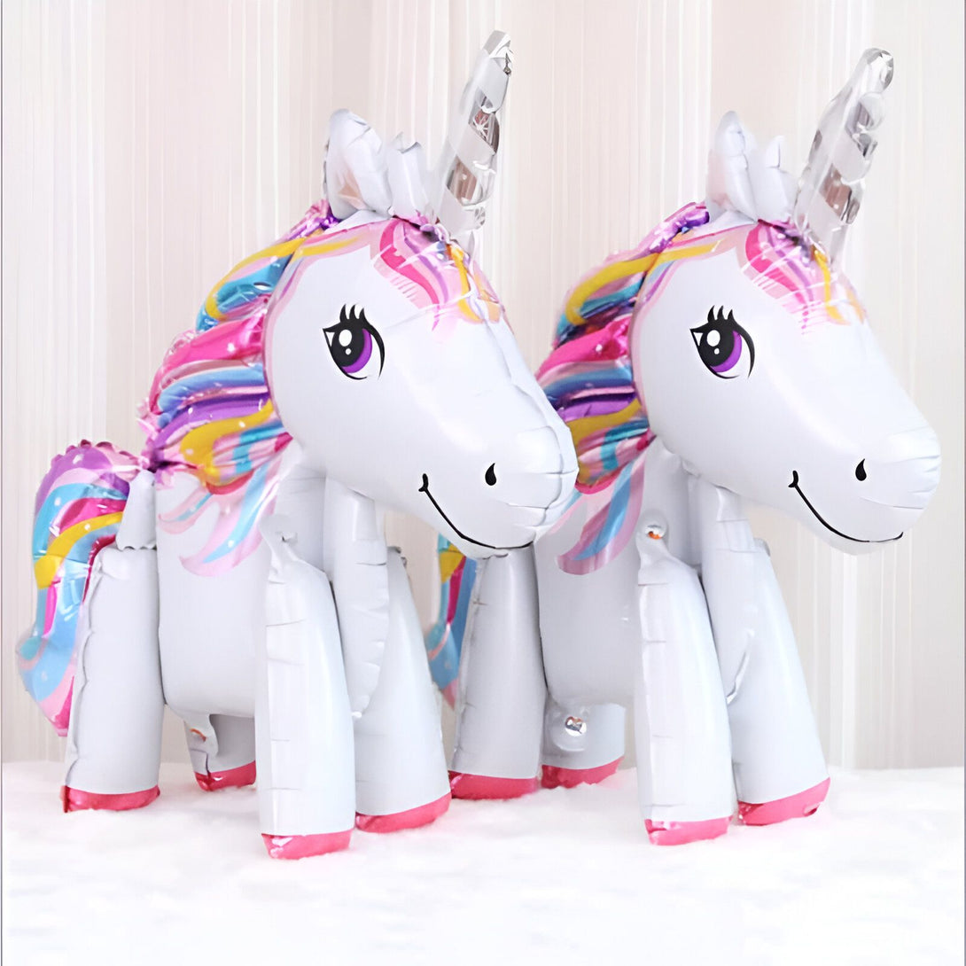 Deux ballons licornes blancs avec des crinières multicolores, parfaits pour une fête d'anniversaire magique. Décorations festives et amusantes pour enfants et adultes., 45501112025343 | Licorne Shop