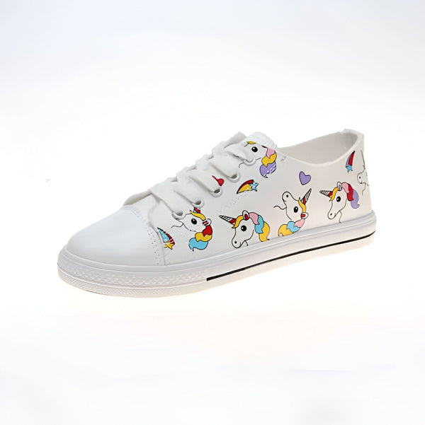 Chaussure de sport blanche ornée de motifs licornes colorées. Baskets basses à lacets avec des dessins d'animaux fantastiques. Idéal pour un look décontracté et tendance., 45502286070015,45502286102783,45502286135551,45502286168319,45502286201087,45502286233855,45502286266623,45502286299391,45502286332159 | Licorne Shop