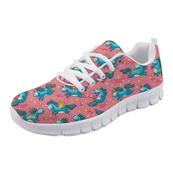Chaussure de sport rose avec motif d'adorables licornes bleues et étoiles dorées. Lacets blancs. Semelle blanche. Style fantaisie et confortable., 45502294262015,45502294294783,45502294327551,45502294360319,45502294393087,45502294425855,45502294458623,45502294491391,45502294524159 | Licorne Shop