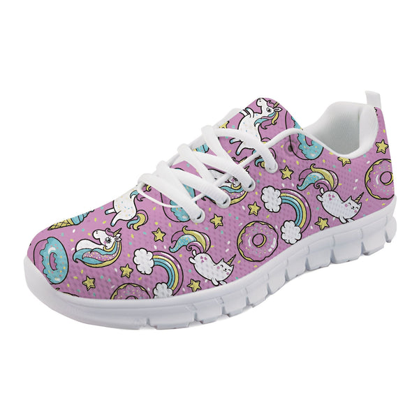 Chaussure de sport rose à motif fantaisie. Illustration d'un arc-en-ciel, d'un chat licorne, d'un beigne, d'une étoile et d'une licorne., 45502293901567,45502293934335,45502293967103,45502293999871,45502294032639,45502294065407,45502294098175,45502294130943,45502294163711 | Licorne Shop