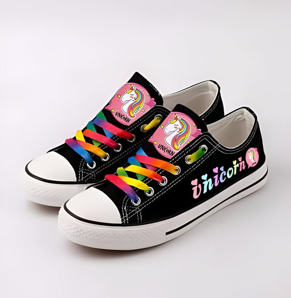 Paire de baskets noires à lacets arc-en-ciel, décorées de motifs licornes. Chaussures pour enfants avec un style unique et coloré. Idéales pour un look fun et tendance., 45502287577343,45502287610111,45502287642879,45502287675647,45502287708415,45502287741183,45502287773951,45502287806719,45502287839487 | Licorne Shop