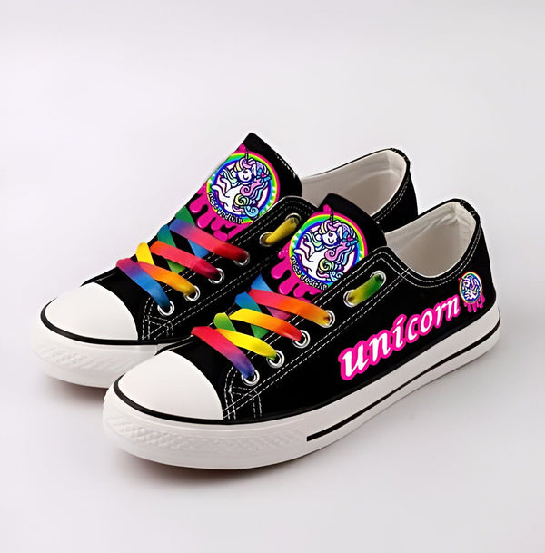 Baskets noires avec des lacets arc-en-ciel et des motifs d'licorne, style amusant et coloré pour les jeunes. Chaussures originales avec inscription "unicorn"., 45502296424703,45502296457471,45502296490239,45502296523007,45502296555775,45502296588543,45502296621311,45502296654079,45502296686847 | Licorne Shop