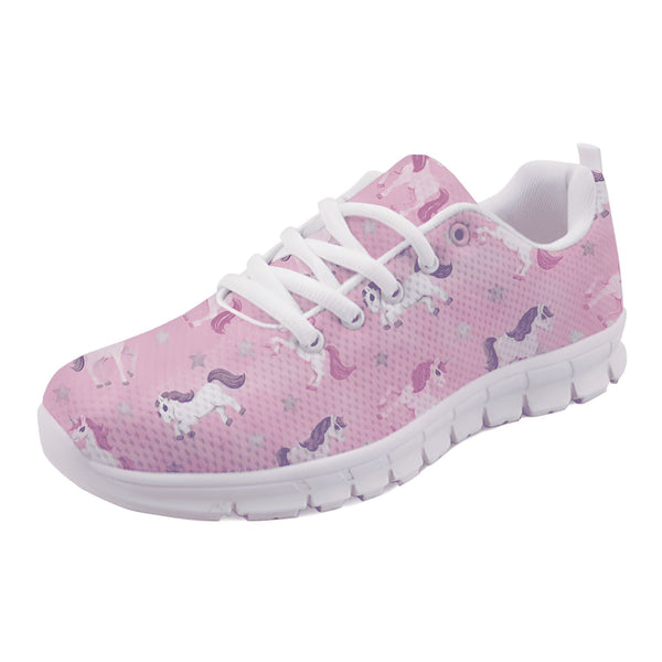 Chaussure de sport rose avec motifs licornes et étoiles blanches. Lacets blancs. Semelle blanche. Style mignon et amusant, parfait pour les enfants., 45502294655231,45502294687999,45502294720767,45502294753535,45502294786303,45502294819071,45502294851839,45502294884607,45502294917375 | Licorne Shop