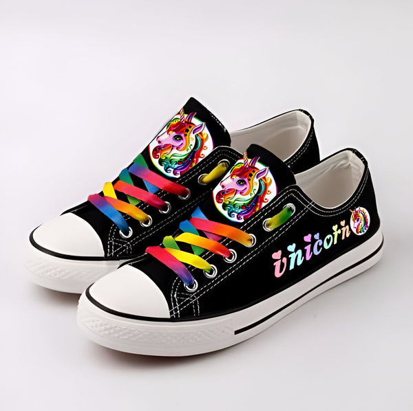 Baskets noires personnalisées avec des motifs de licornes colorées et lacets arc-en-ciel. Chaussures originales pour enfants et adultes. Mode fantaisie et décontractée., 45502279876863,45502279909631,45502279942399,45502279975167,45502280007935,45502280040703,45502280073471,45502280106239,45502280139007 | Licorne Shop