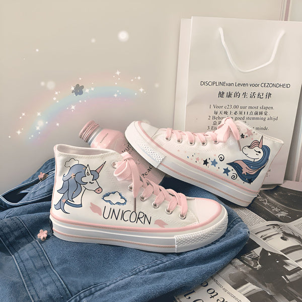Chaussures montantes blanches ornées de dessins d'unicorne pastel avec lacets roses. Style mignon et fantaisiste, parfait pour les amoureux de la mode originale et confortable., 45502281449727,45502281482495,45502281515263,45502281548031,45502281580799,45502281613567,45502281646335,45502281679103,45502281711871 | Licorne Shop