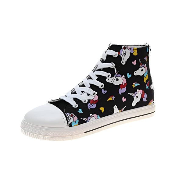 Chaussure montante noire avec motif licornes et cœurs colorés, lacets blancs et semelle blanche, style décontracté et fantaisiste., 45502296785151,45502296817919,45502296850687,45502296883455,45502296916223,45502296948991,45502296981759,45502297014527,45502297047295 | Licorne Shop