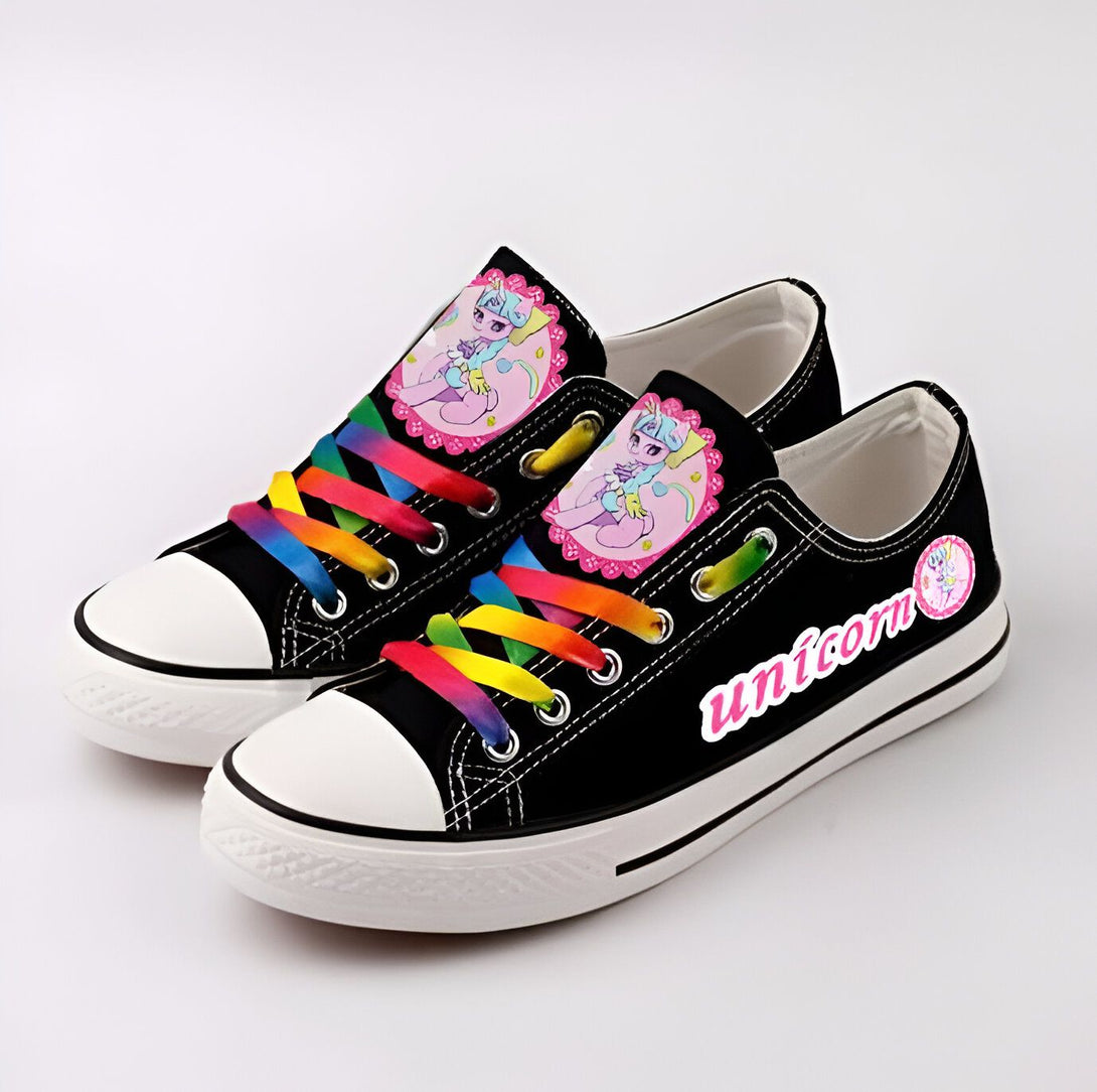 Paire de baskets basses noires avec motifs licorne et lacets arc-en-ciel. Chaussures originales et colorées pour enfants ou adultes. Mode fantaisie., 45502287184127,45502287216895,45502287249663,45502287282431,45502287315199,45502287347967,45502287380735,45502287413503,45502287446271 | Licorne Shop