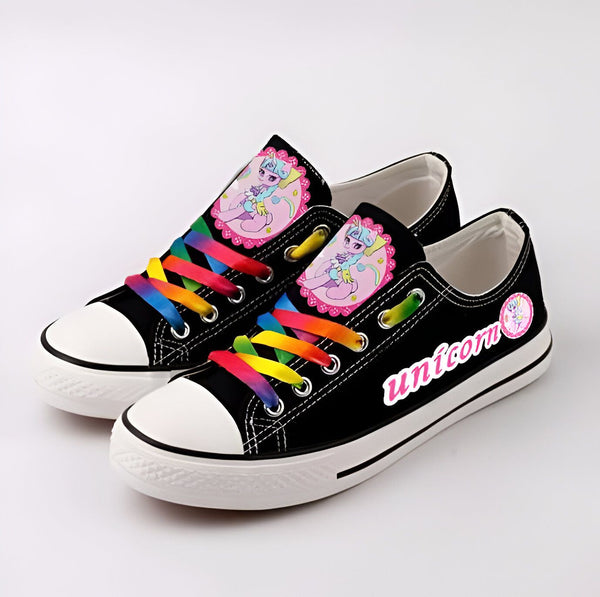 Paire de baskets basses noires avec motifs licorne et lacets arc-en-ciel. Chaussures originales et colorées pour enfants ou adultes. Mode fantaisie., 45502287184127,45502287216895,45502287249663,45502287282431,45502287315199,45502287347967,45502287380735,45502287413503,45502287446271 | Licorne Shop