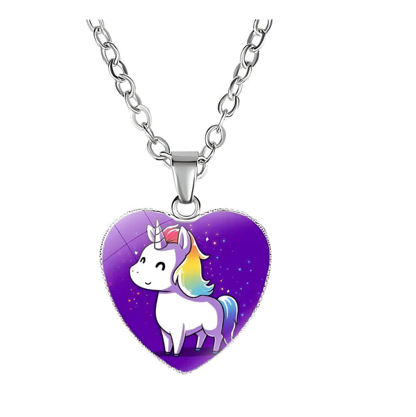 Pendentif en forme de cœur avec un dessin de licorne sur fond violet étoilé, suspendu à une chaîne en métal argenté., 45501321314559 | Licorne Shop