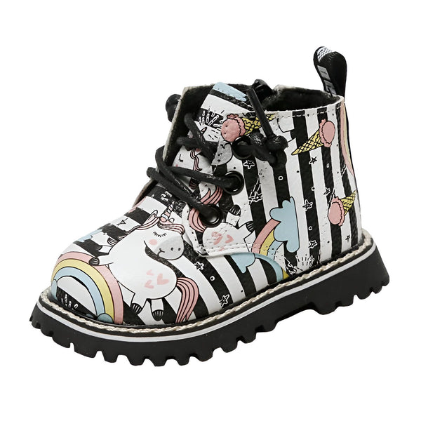 Une botte d'enfant à lacets, décorée de rayures noires et blanches, et de motifs colorés : licornes, arcs-en-ciel, étoiles et glaces. La semelle est noire et épaisse., 45501103440127,45501103472895,45501103505663,45501103538431,45501103571199,45501103603967,45501103636735,45501103669503,45501103702271 | Licorne Shop