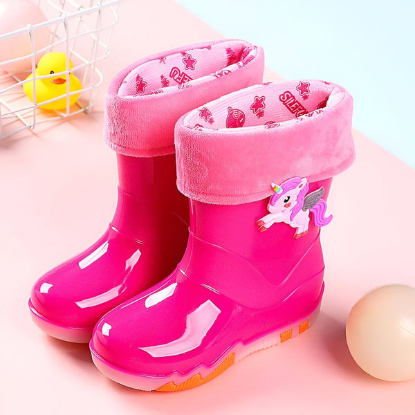Paire de bottes de pluie roses pour enfants avec doublure douce et motif licorne ailée. Idéal pour les jours pluvieux, ces bottes garderont les pieds de vos enfants au sec avec style., 45501212557567,45501212590335,45501212623103,45501212655871,45501212688639,45501212721407,45501212754175,45501212786943,45501212819711 | Licorne Shop