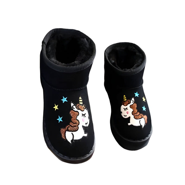 Paire de bottes noires pour enfant, doublées en fourrure. Elles sont décorées avec des motifs brodés de licornes et d'étoiles colorées. Chaussures idéales pour l'hiver., 45501220847871,45501220880639,45501220913407,45501220946175,45501220978943,45501221011711,45501221044479,45501221077247,45501221110015 | Licorne Shop
