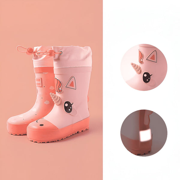 Image de deux bottes de pluie rose pêche pour enfants avec des motifs d'unicorne. Une des bottes a un motif de nuages et de gouttes de pluie. Les deux bottes ont des cordons de serrage sur le dessus., 45501101670655,45501101703423,45501101736191,45501101768959,45501101801727,45501101834495,45501101867263,45501101900031,45501101932799 | Licorne Shop