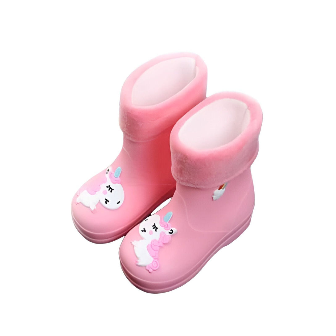 Deux bottes de pluie roses pour enfants avec doublure douce et décorations licorne. Idéales pour les jours de pluie, confort et style pour les petits., 45501099016447,45501099049215,45501099081983,45501099114751,45501099147519,45501099180287,45501099213055,45501099245823,45501099278591 | Licorne Shop