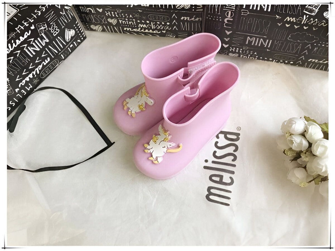 Bottes de pluie roses Mini Melissa avec motif licorne, présentées avec leur boîte. Chaussures enfantines pour les jours pluvieux. Accessoire de mode mignon et pratique., 45501101015295,45501101048063,45501101080831,45501101113599,45501101146367,45501101179135,45501101211903,45501101244671,45501101277439 | Licorne Shop