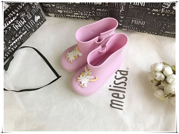 Bottes de pluie roses Mini Melissa avec motif licorne, présentées avec leur boîte. Chaussures enfantines pour les jours pluvieux. Accessoire de mode mignon et pratique., 45501101015295,45501101048063,45501101080831,45501101113599,45501101146367,45501101179135,45501101211903,45501101244671,45501101277439 | Licorne Shop