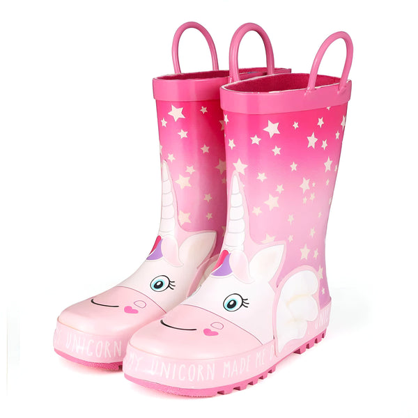 Paire de bottes de pluie roses pour enfants avec des motifs d'étoiles et de licornes. Les bottes ont des poignées sur le dessus pour faciliter l'enfilage. Le texte "My Unicorn Made Me Do It" est inscrit sur le bord des semelles., 45501102719231,45501102751999,45501102784767,45501102817535,45501102850303,45501102883071,45501102915839,45501102948607,45501102981375 | Licorne Shop