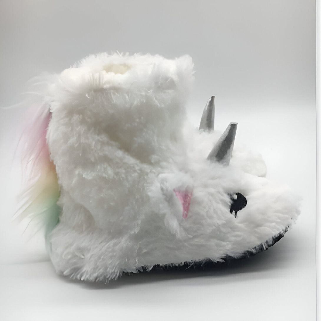 Image d'une pantoufle en forme de licorne blanche avec une crinière arc-en-ciel, des cornes argentées et un œil brodé noir. Ces chaussons confortables sont parfaits pour les enfants et les adultes., 45501098361087,45501098393855,45501098426623,45501098459391,45501098492159,45501098524927,45501098557695,45501098590463,45501098623231 | Licorne Shop