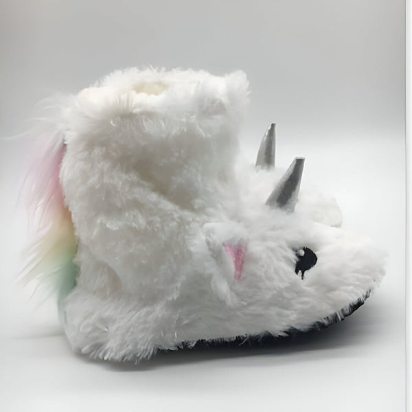 Image d'une pantoufle en forme de licorne blanche avec une crinière arc-en-ciel, des cornes argentées et un œil brodé noir. Ces chaussons confortables sont parfaits pour les enfants et les adultes., 45501098361087,45501098393855,45501098426623,45501098459391,45501098492159,45501098524927,45501098557695,45501098590463,45501098623231 | Licorne Shop