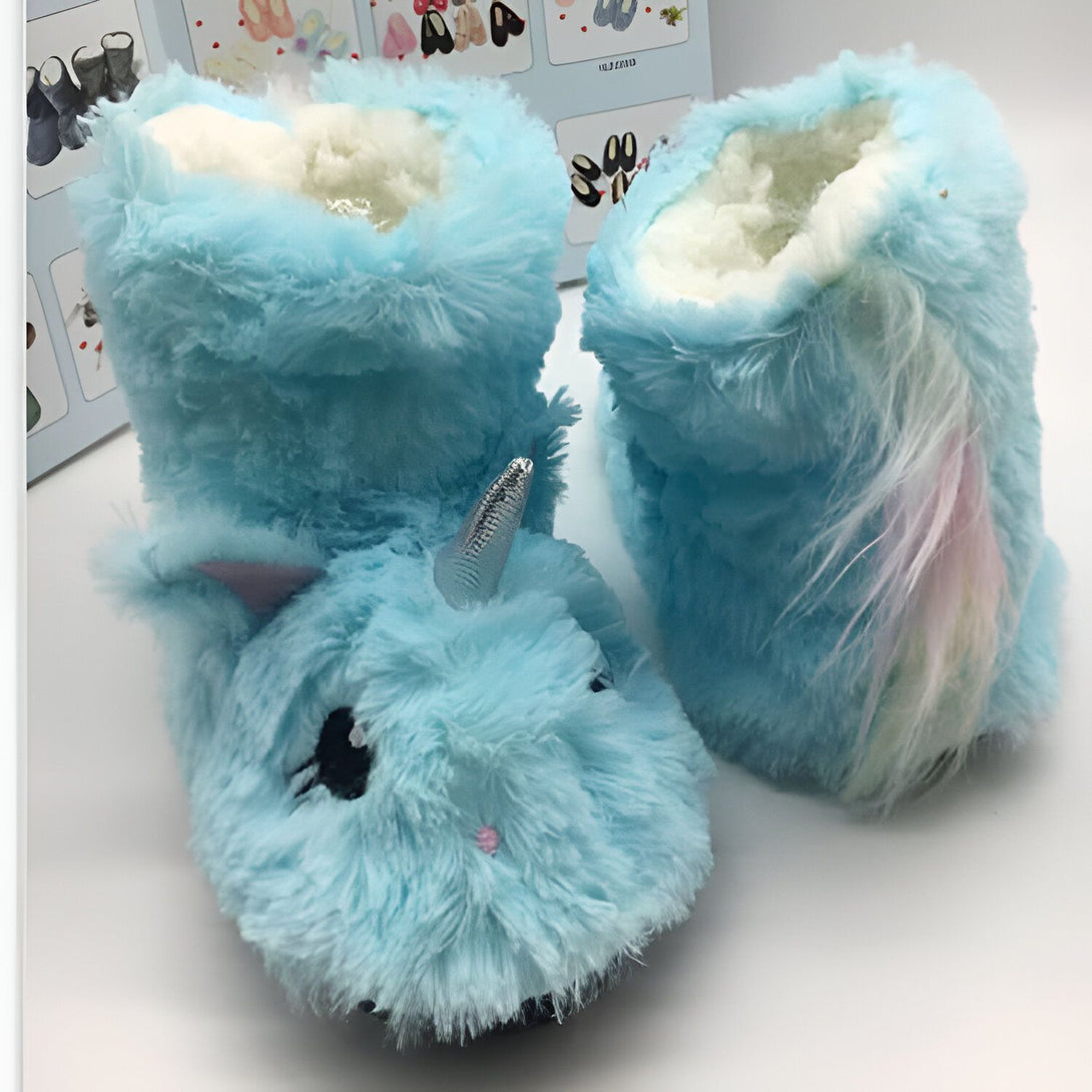 Image de deux chaussons bleu clair en forme de licorne, avec une corne argentée et une crinière multicolore. Ils sont doux et pelucheux, parfaits pour les enfants., 45501097509119,45501097541887,45501097574655,45501097607423,45501097640191,45501097672959,45501097705727,45501097738495,45501097771263 | Licorne Shop
