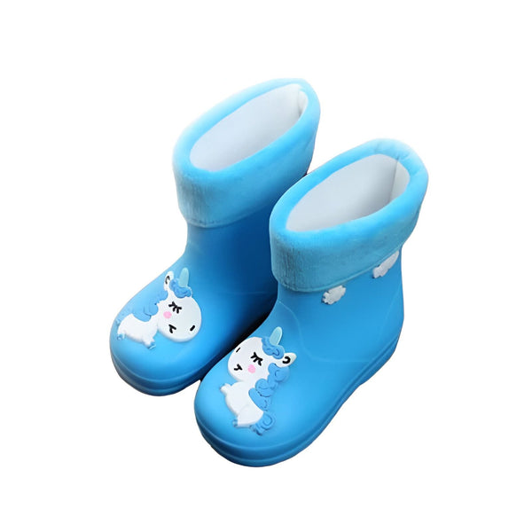 Paire de bottes de pluie pour enfants, bleues avec un motif de licorne blanche. Doublure intérieure blanche douce pour le confort. Idéales pour jouer dehors par temps humide et garder les pieds au sec avec style., 45501219733759,45501219766527,45501219799295,45501219832063,45501219864831,45501219897599,45501219930367,45501219963135,45501219995903 | Licorne Shop