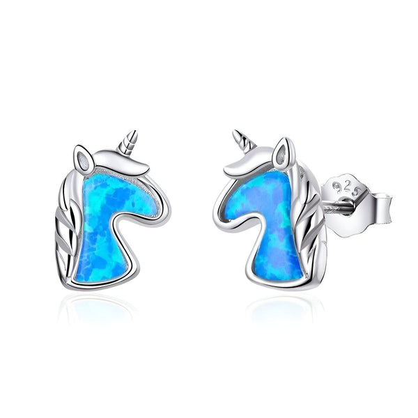 Une paire de boucles d'oreilles en argent sterling 925 en forme de tête de licorne. Les licornes ont une crinière et une queue en opale bleue.