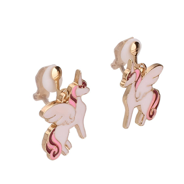 Il s'agit d'une paire de boucles d'oreilles en forme de licorne. Les licornes sont blanches avec des ailes roses et une crinière rose. Les boucles d'oreilles sont en métal doré.