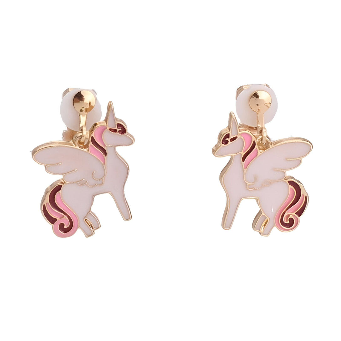 Il s'agit d'une paire de boucles d'oreilles en forme de licorne. Les licornes sont blanches avec des ailes roses et une crinière rose. Les boucles d'oreilles sont en métal doré.