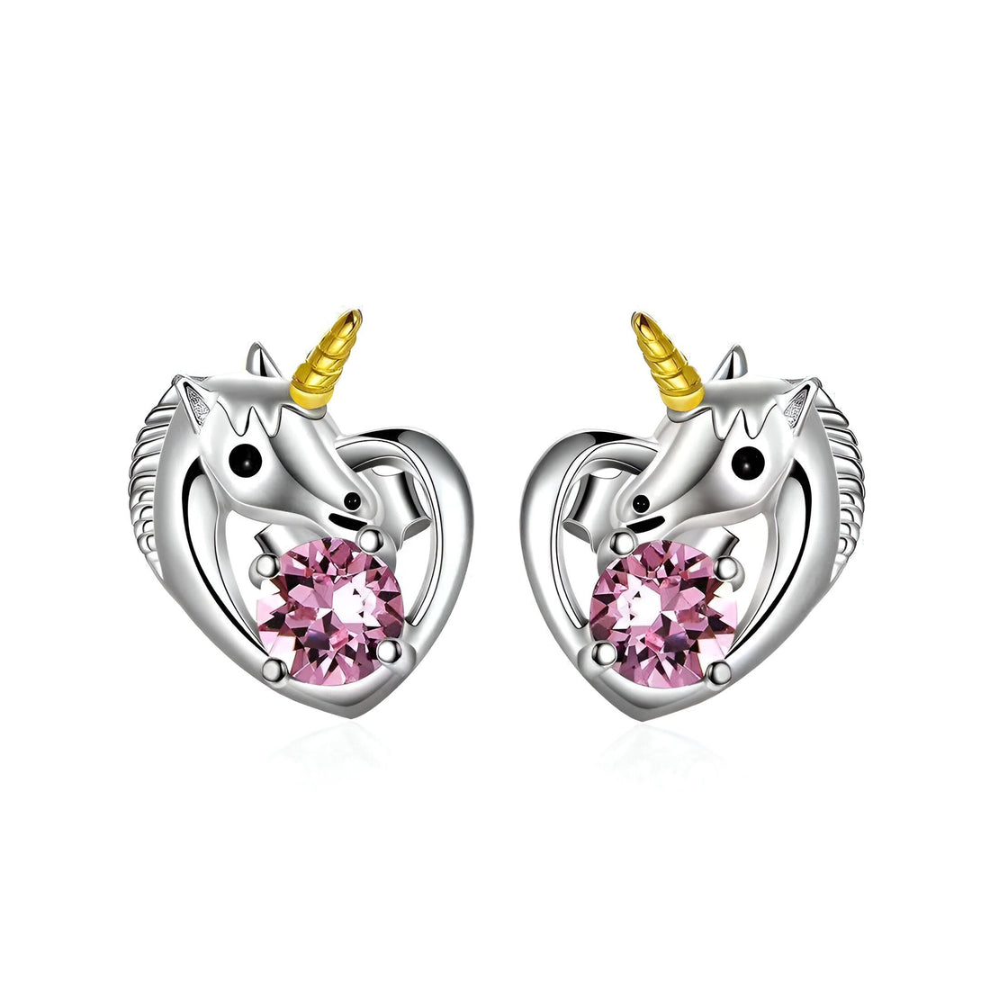 Une paire de boucles d'oreilles en forme de licorne en argent avec une pierre précieuse rose en forme de cœur.