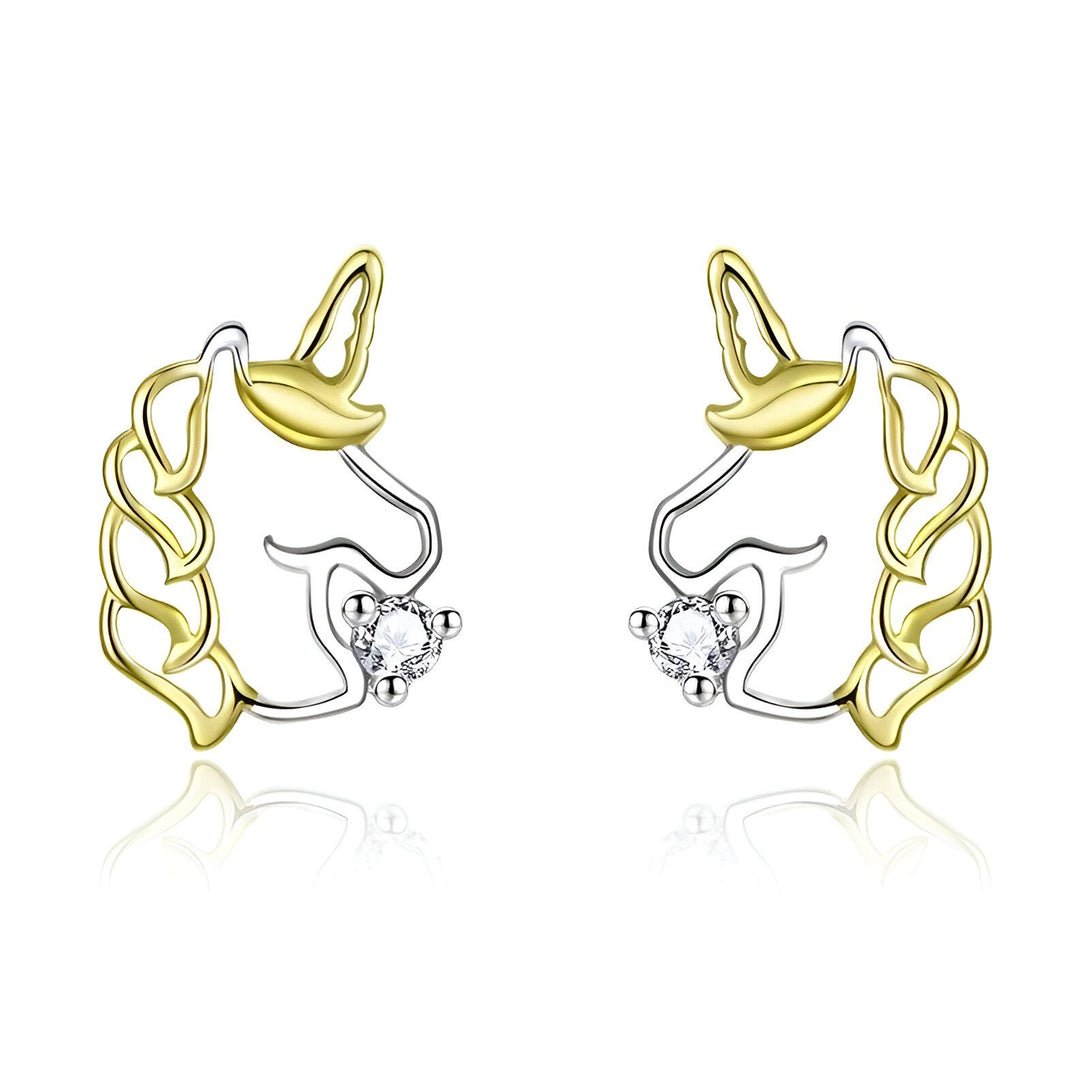 Une paire de boucles d'oreilles en forme de licorne en plaqué or avec des zircons cubiques transparents.