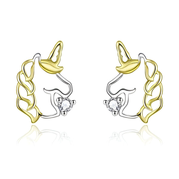 Une paire de boucles d'oreilles en forme de licorne en plaqué or avec des zircons cubiques transparents.