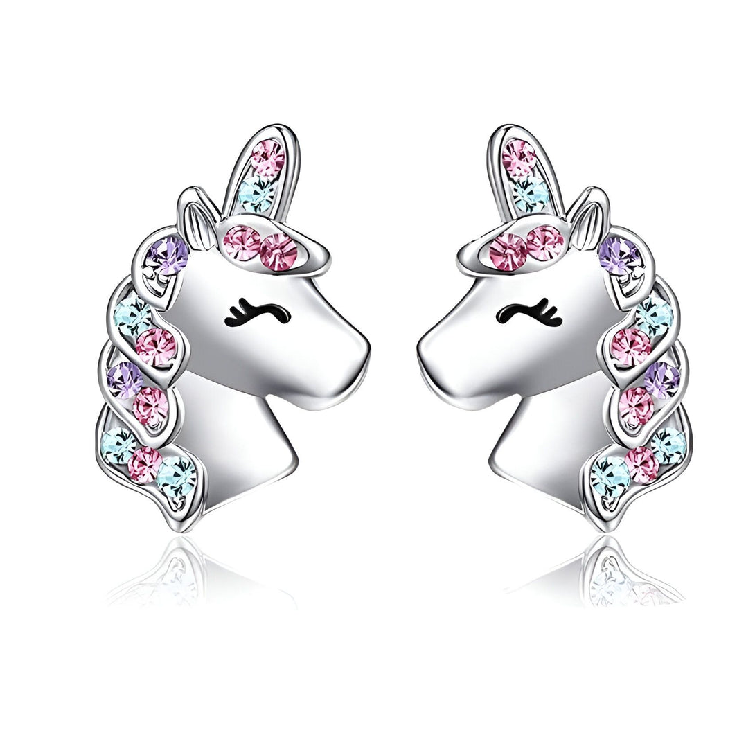 Une paire de boucles d'oreilles en forme de licorne en argent avec des cristaux roses, bleus et violets.