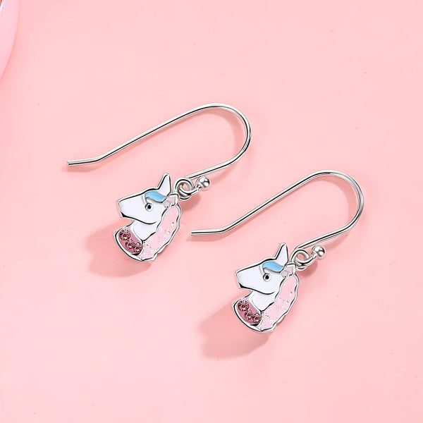 Une paire de boucles d'oreilles en argent avec des licornes roses et bleues.