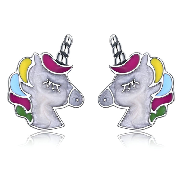 Une paire de boucles d'oreilles en argent sterling 925 en forme de tête de licorne. Les licornes ont une crinière et une queue multicolores.