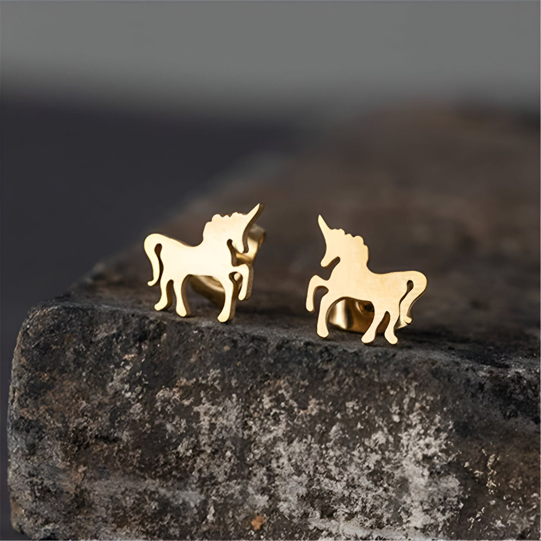 Paire de boucles d'oreilles en forme de licorne dorée, posées sur une pierre. Bijoux fantaisie, cadeau pour femme ou enfant, symbole de magie et de féérie. Accessoires de mode originaux., 45501712761087 | Licorne Shop