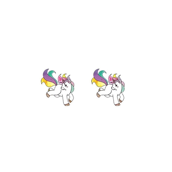 Une paire de boucles d'oreilles en forme de licorne. Les licornes sont blanches avec une crinière et une queue arc-en-ciel.