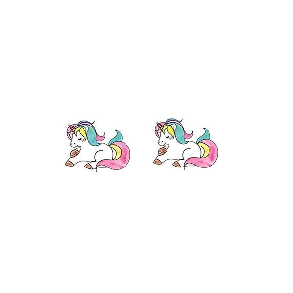 Deux licornes kawaii avec une crinière arc-en-ciel et une queue. Les licornes sont de couleur blanche et ont les yeux fermés.