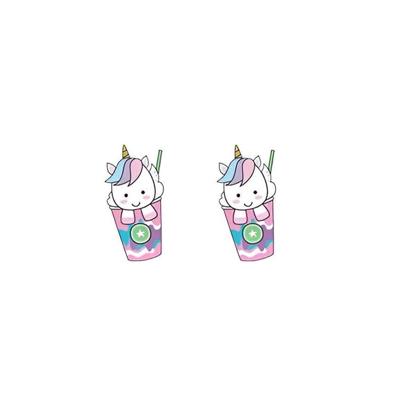 Deux boucles d'oreilles en forme de licorne. Les licornes sont représentées dans des verres à milkshake roses avec des couvercles verts et des pailles jaunes. Les licornes sont blanches avec des crinières et des queues multicolores.