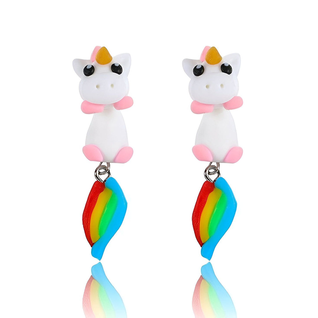 Une paire de boucles d'oreilles en forme de licorne blanche avec une crinière et une queue arc-en-ciel.