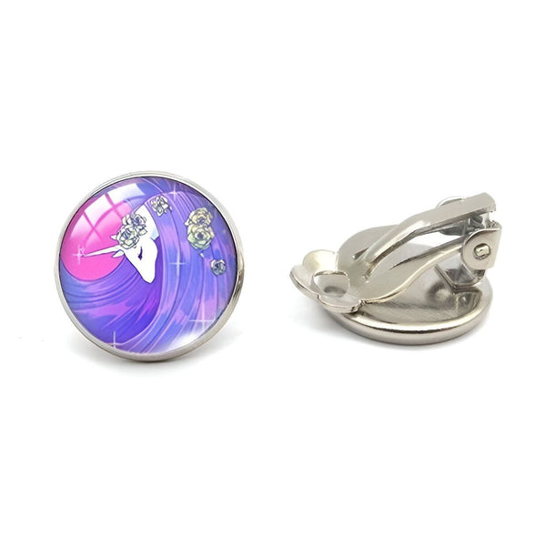 Une paire de boucles d'oreilles en forme de cercle avec une image de la guerrière Sailor Moon dessus.