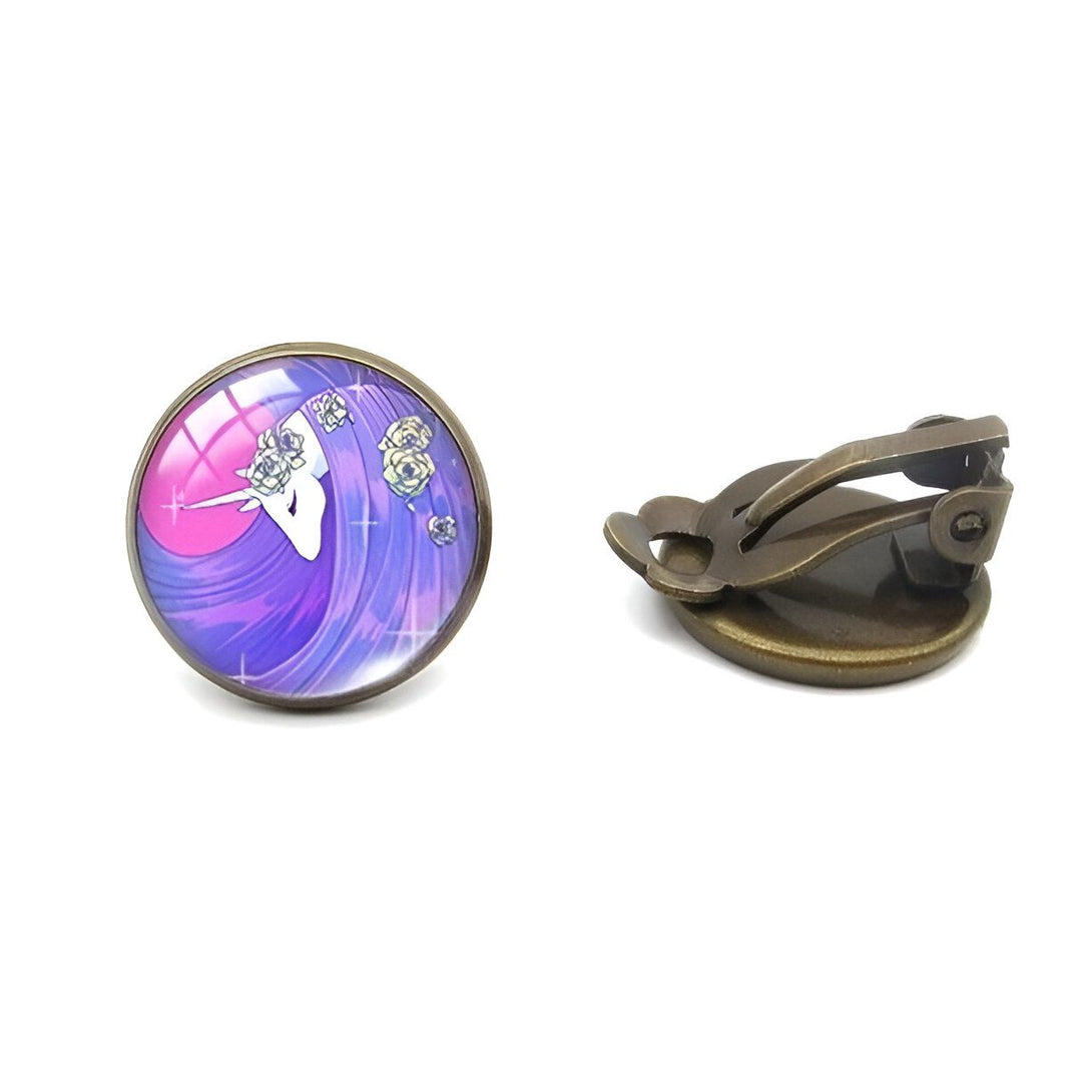 Une paire de boucles d'oreilles en bronze avec un cabochon en verre rond. Le cabochon représente une illustration d'une femme à la longue chevelure violette, portant une couronne de roses.