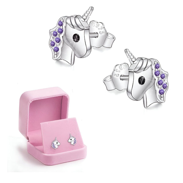 Une paire de boucles d'oreilles en argent sterling 925 en forme de licorne sertie de cristaux de couleur améthyste. Les boucles d'oreilles sont présentées dans une boîte à bijoux rose.