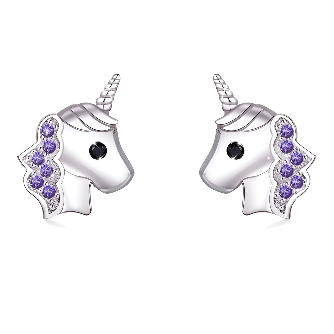 Une paire de boucles d'oreilles en argent avec des pierres précieuses améthystes. Les boucles d'oreilles sont en forme de tête de licorne avec une crinière et une corne.